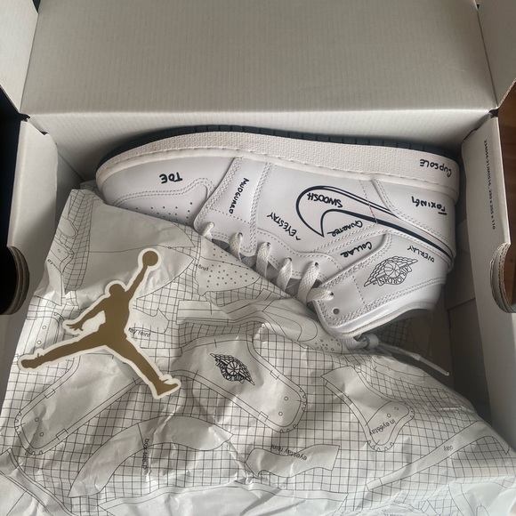 Air Jordan 1 Mid. - Picture 4 of 6